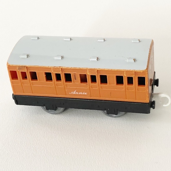 Thomas & Friends "Annie" Passenger Coach Car TOMY 2002 - Picture 4 of 6
